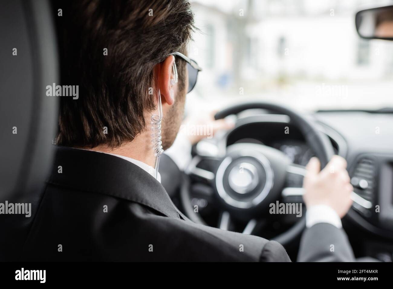 Rückansicht des Bodyguards beim Fahren eines modernen Automobils Stockfoto