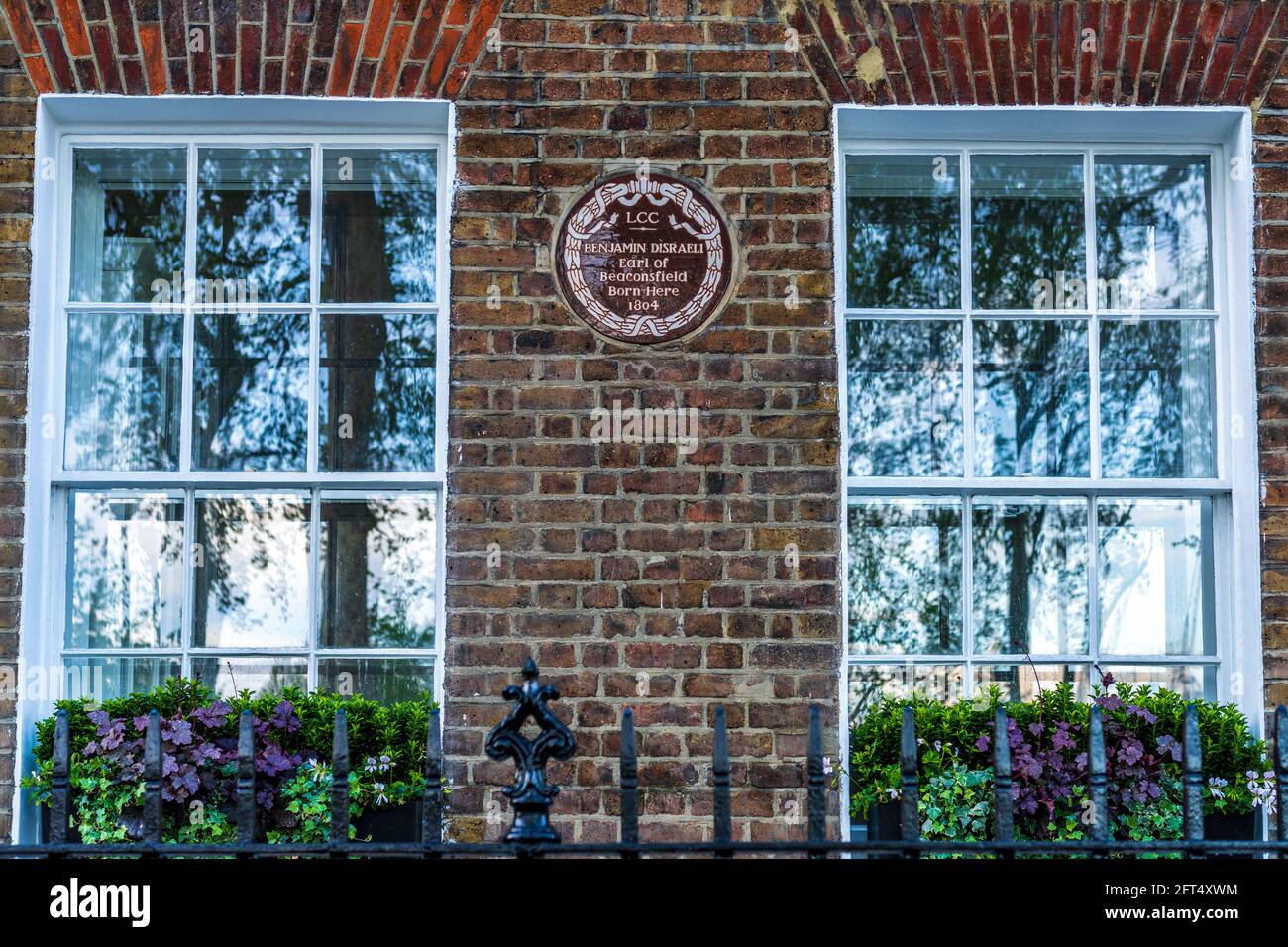 Benjamin Disraeli Geburtsort 1804. LCC-Plakette für Benjamin Disraeli, Earl of Beaconsfield (1804-1881), geboren am 22. Theobalds Rd, Holborn, London. Stockfoto