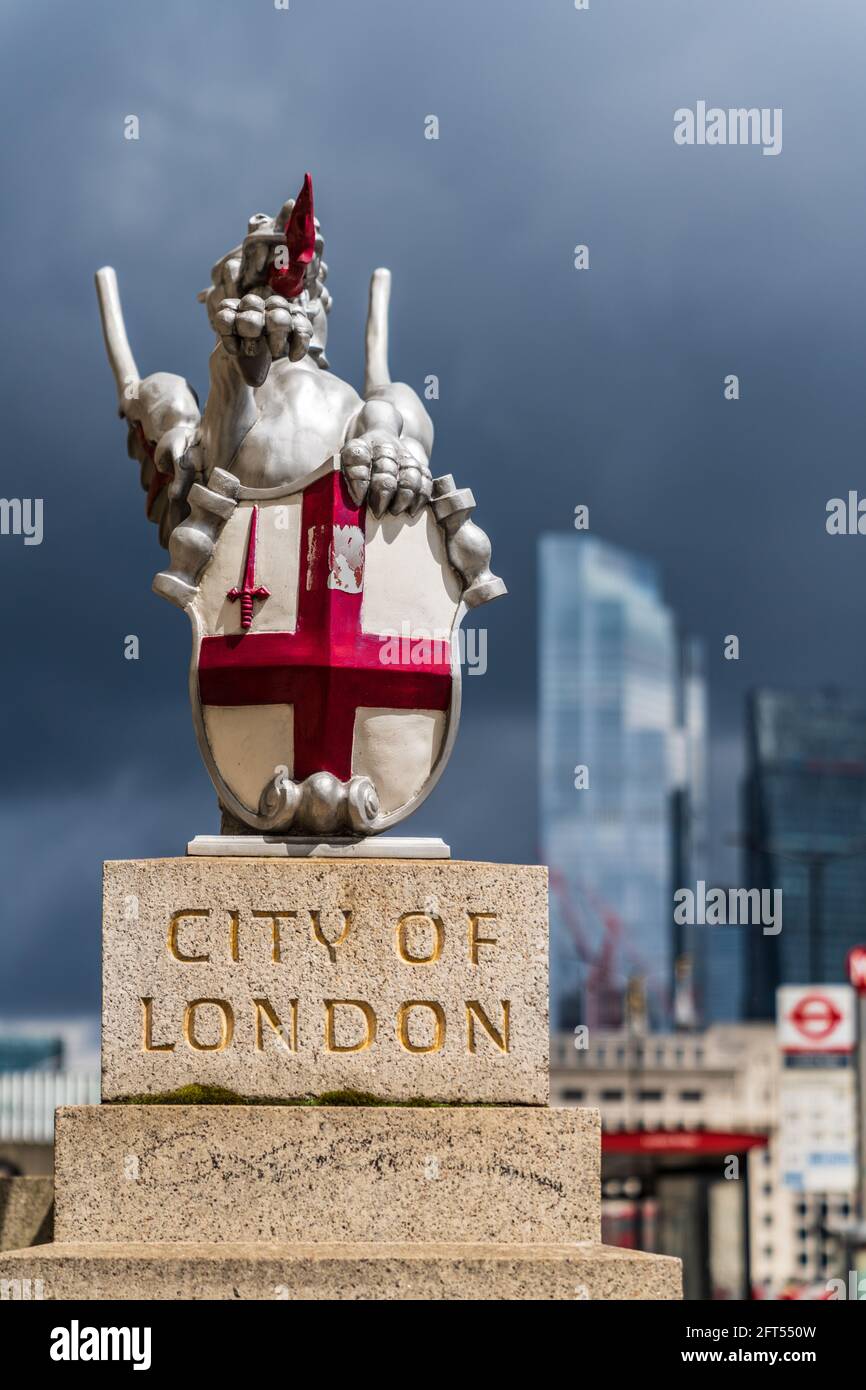 Dark Skies über dem Finanzdistrikt der City of London. Die Grenzmarkierungen für Drachen befinden sich an den Eingängen zur City of London Square Mile. Stockfoto