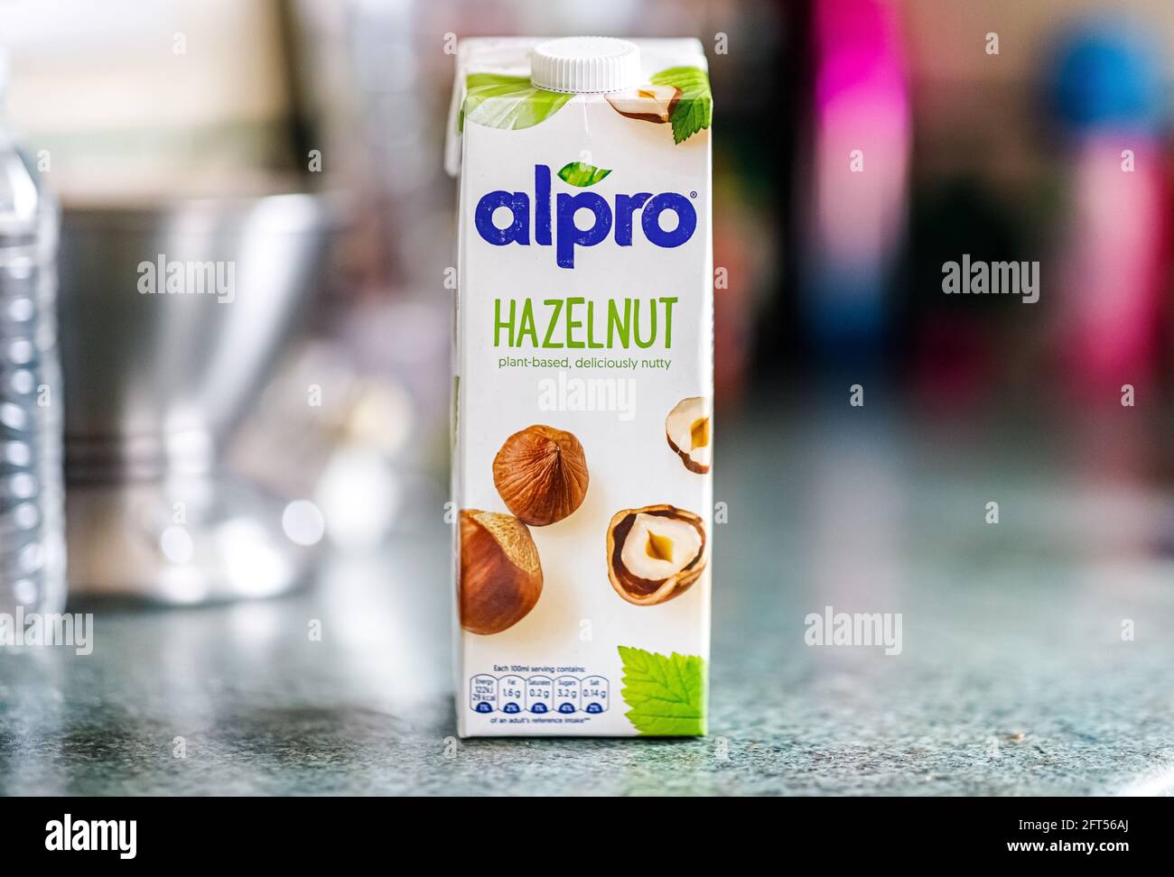 Karton mit Alpro-Haselnussmilch auf einer Küchentheke, Hampshire,  Großbritannien Stockfotografie - Alamy