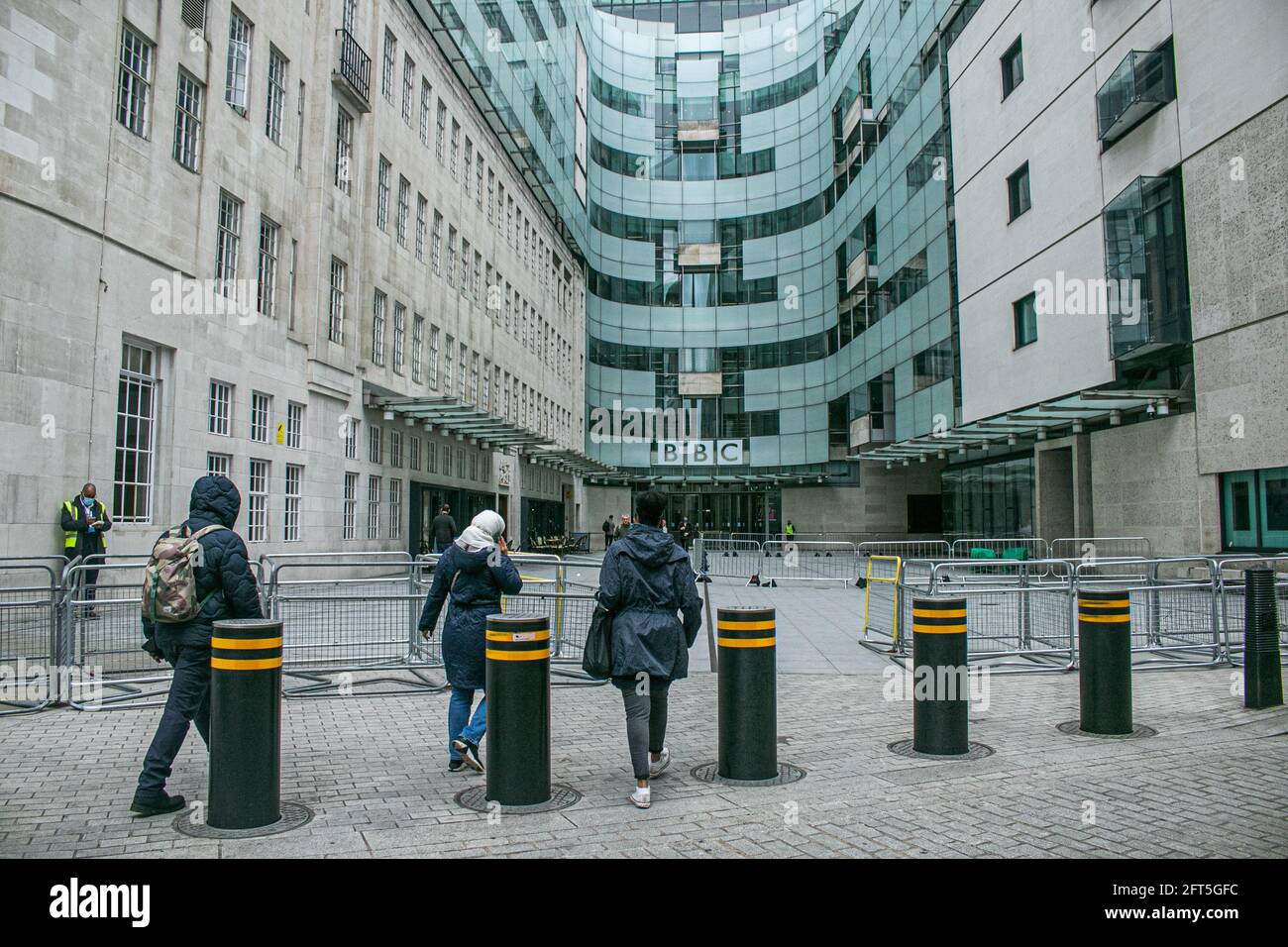 LONDON, 21. Mai 2021. Das BBC-Sendehaus in London. Die BBC wurde von Mitgliedern der königlichen Familie kritisiert, nachdem eine unabhängige Untersuchung und ein Bericht des hochrangigen Richters Lord Dyson über die Behandlung des Interviews mit Martin Bashir mit der verstorbenen Prinzessin Diana festgestellt wurde, dass Martin Bashir betrogen und gefälschte Kontoauszüge verwendet hatte, um den Zugang zu sichern Diana Princess of Wales im Jahr 1995 und dass die BBC unwirksam war“, um seinem Fehlverhalten zu dieser Zeit auf den Grund zu gehen. Kredit: amer ghazzal/Alamy Live Nachrichten Stockfoto