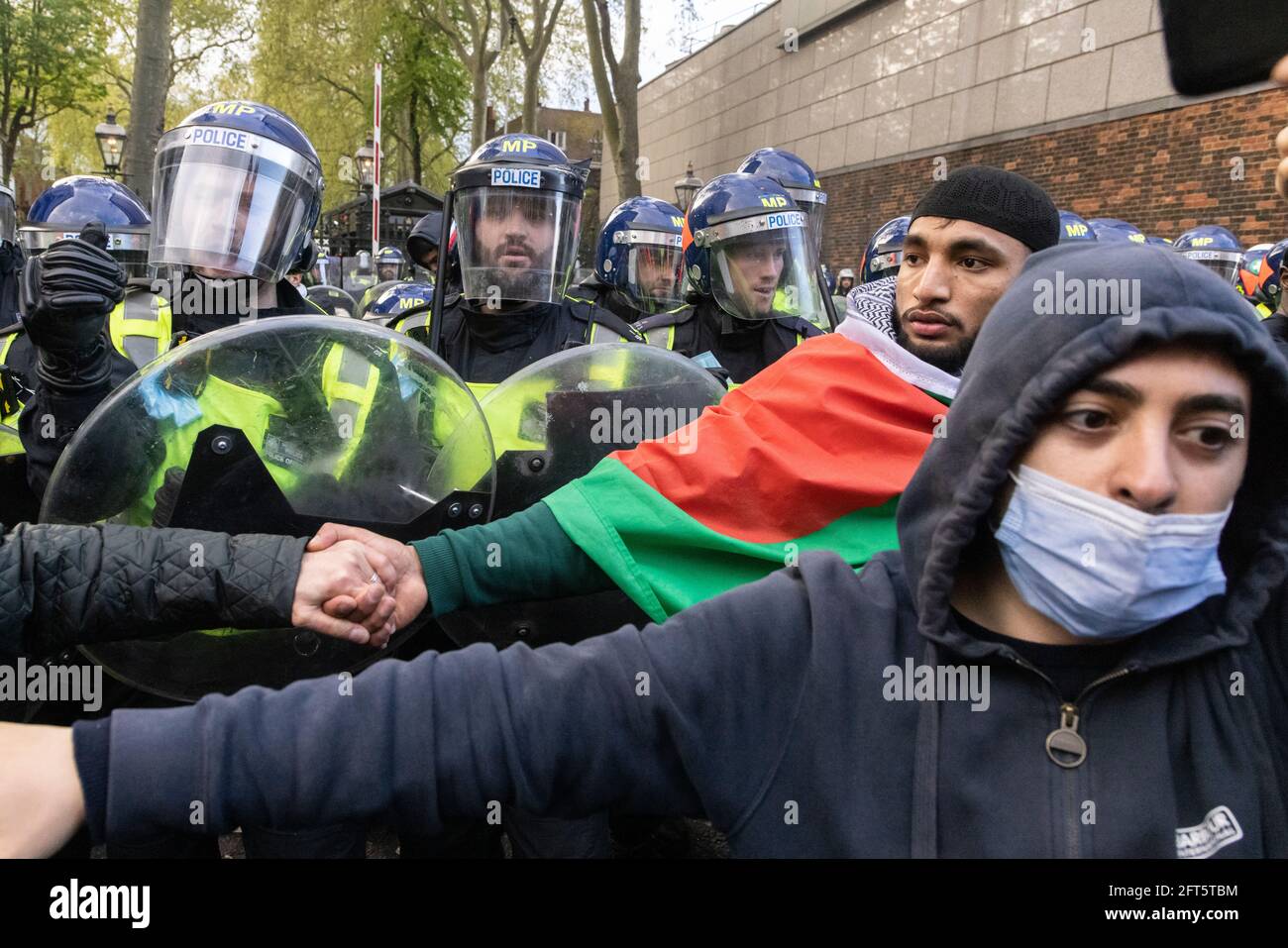 Protestierende, die Polizeibeamte vor der israelischen Botschaft schützen, Protest gegen das „Freie Palästina“, London, 15. Mai 2021 Stockfoto