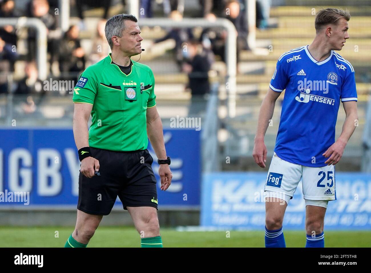 Lyngby, Dänemark. Mai 2021. Schiedsrichter Michael Tykgaard beim 3F Superliga-Spiel zwischen Lyngby Boldklub und Odense Boldklub im Lyngby Stadium in Aktion gesehen. (Foto: Gonzales Photo/Alamy Live News Stockfoto