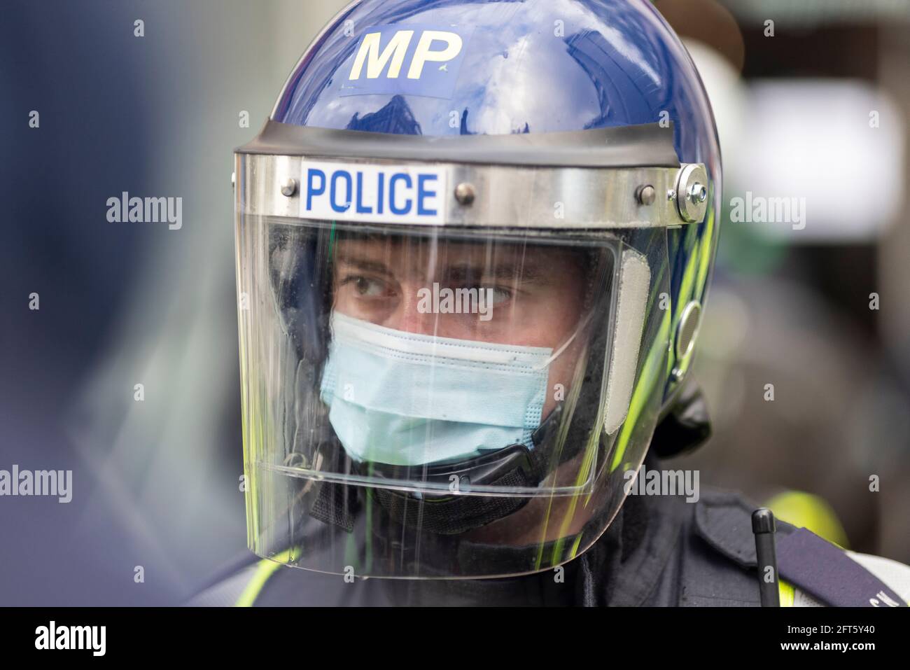 Kopfschuss eines Polizeibeamten in Sturzhelm und Gesichtsmaske, Protest „Free Palestine“, London, 15. Mai 2021 Stockfoto