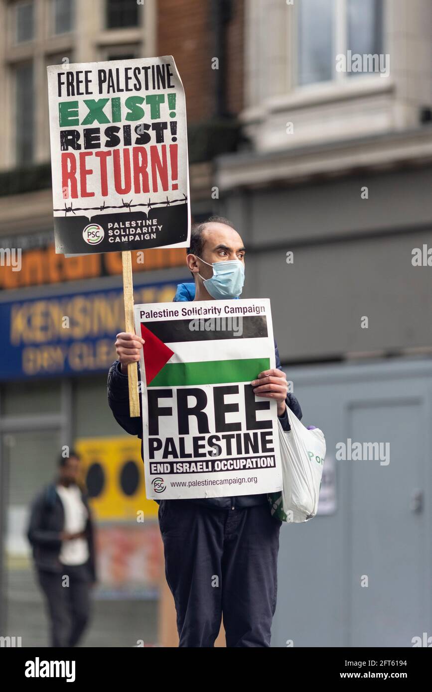Portrait eines Protesters mit zwei Plakaten, Protest 'Free Palestine', London, 15. Mai 2021 Stockfoto
