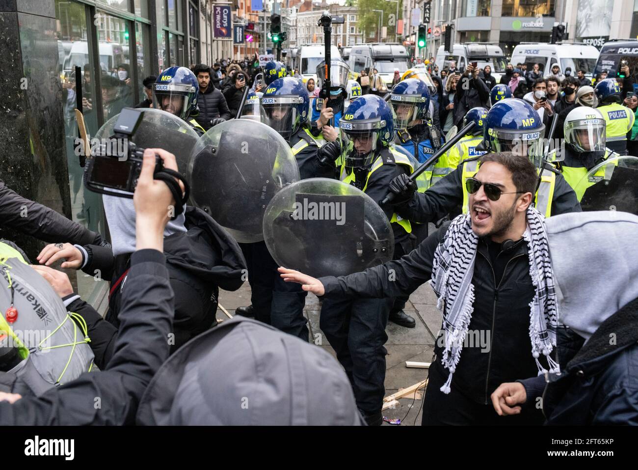 Demonstranten stoßen vor der israelischen Botschaft auf Polizei, Protest gegen das 'Freie Palästina', London, 15. Mai 2021 Stockfoto