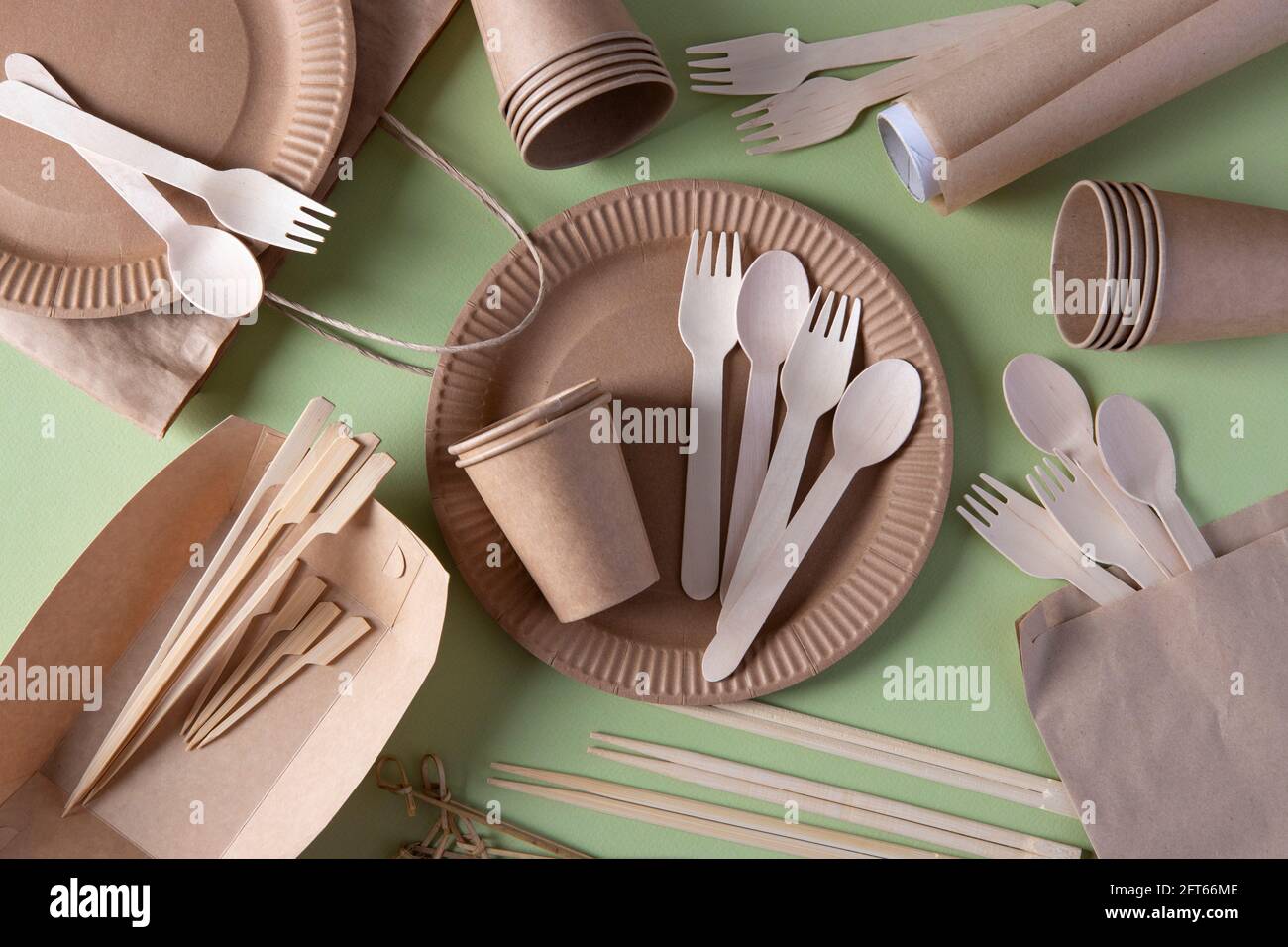 Biologisch abbaubares Einweg-Geschirr auf handgefertigten Papptellern -  Gabeln, Lffel, Glser, Holz- und Bambusspiee, Sushi-Sticks, Pergament.  Keine Verschwendung Stockfotografie - Alamy