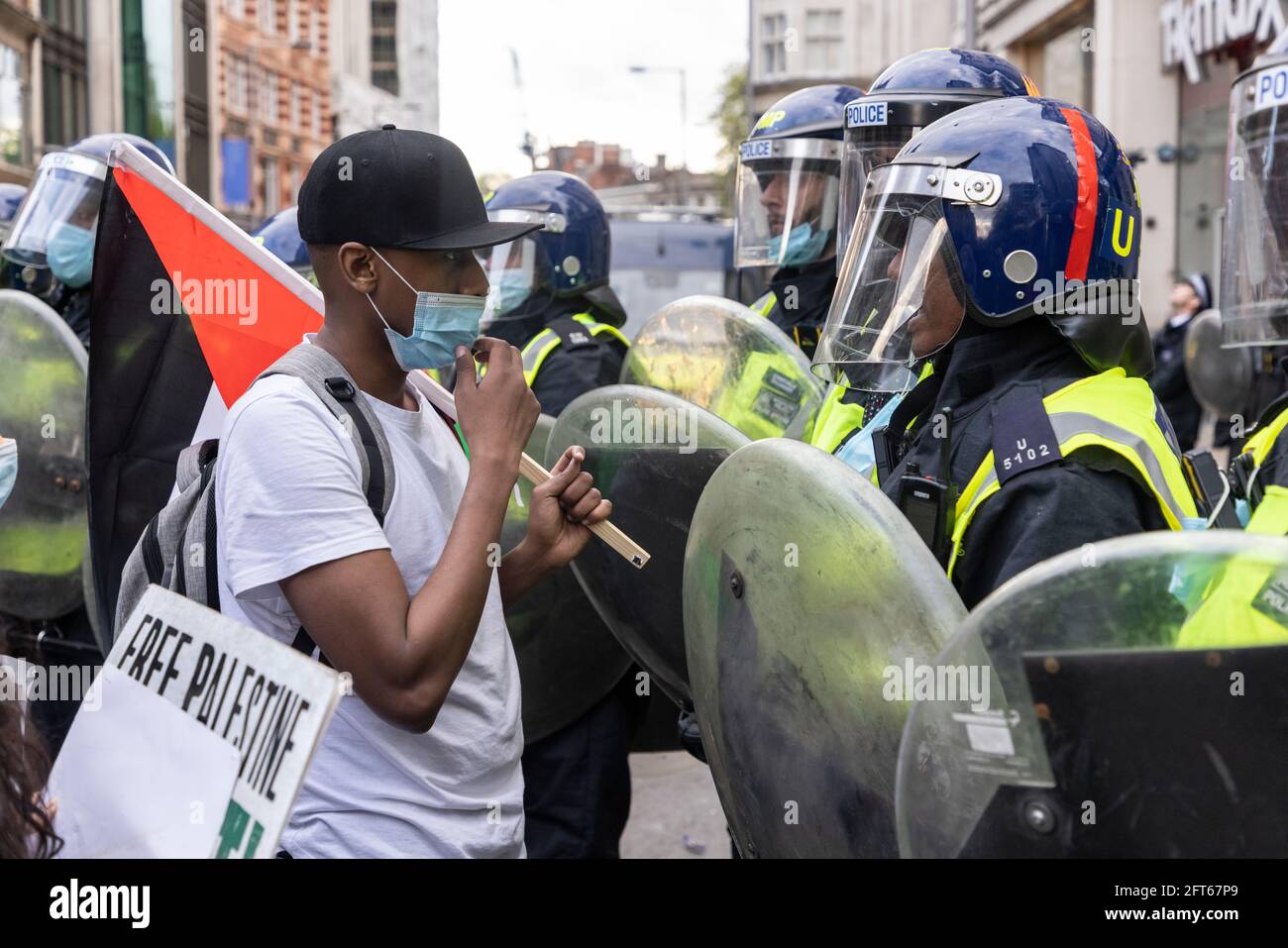 Ein Protestler spricht mit der Bereitschaftspolizei, Protest gegen das „Freie Palästina“, London, 15. Mai 2021 Stockfoto