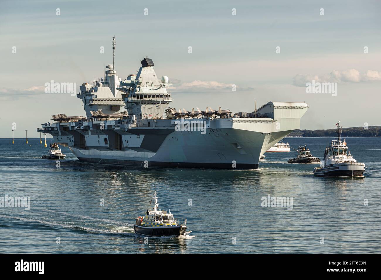 HMS Queen Elizabeth mit F-35B an Deck, die vor der CSG21-Bereitstellung den Hafen von Portsmouth betreten. Stockfoto