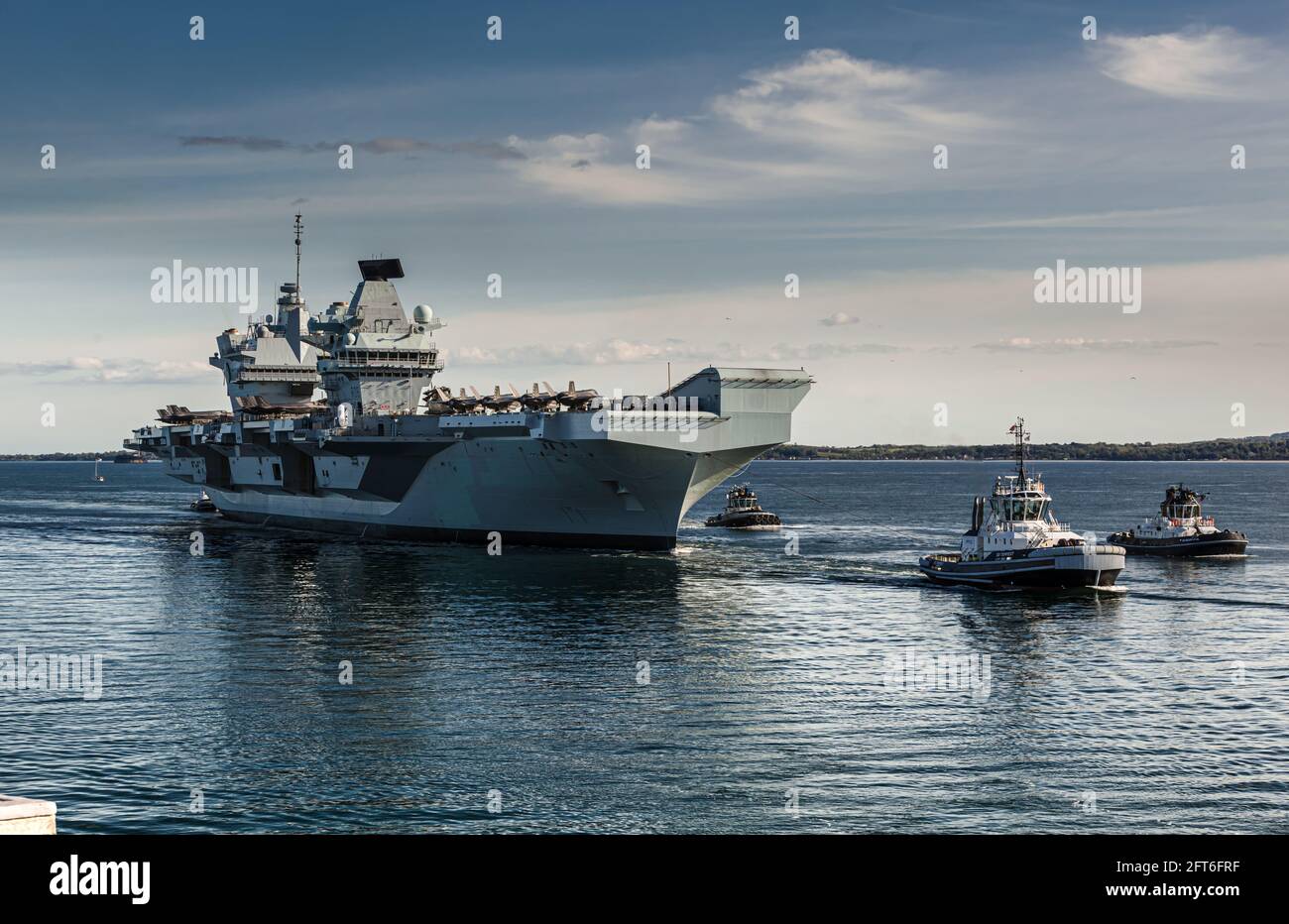 HMS Queen Elizabeth mit F-35B an Deck, die vor der CSG21-Bereitstellung den Hafen von Portsmouth betreten. Stockfoto