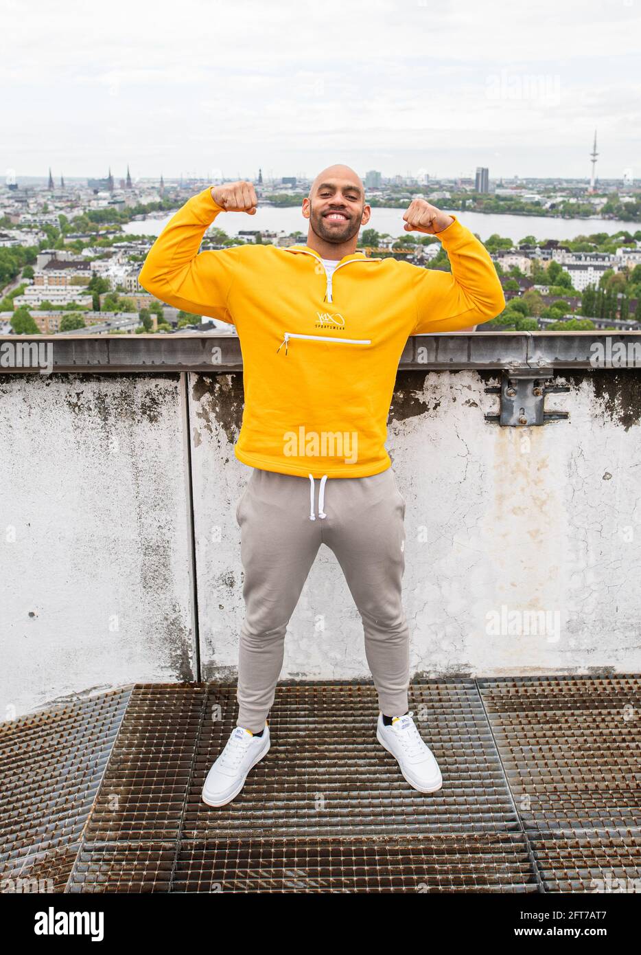 Hamburg, Deutschland. Mai 2021. Kasim Edebali, amerikanischer Fußballprofi, fotografiert auf dem Dach des Mundsburg Tower am Rande der Dreharbeiten zur Comedy-Serie 'Food-Balls', in der Edebali die Hauptrolle spielt. Quelle: Daniel Reinhardt/dpa/Alamy Live News Stockfoto