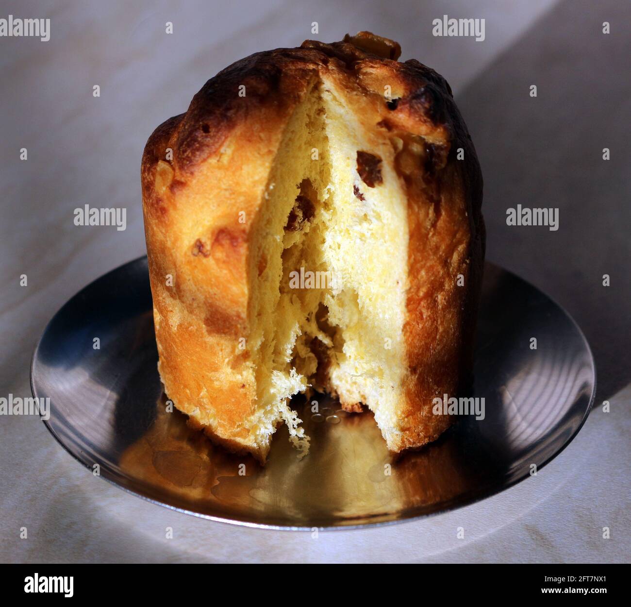 Eine Nahaufnahme von Panettone, EINEM traditionellen italienischen Weihnachts-Obstbrot Stockfoto