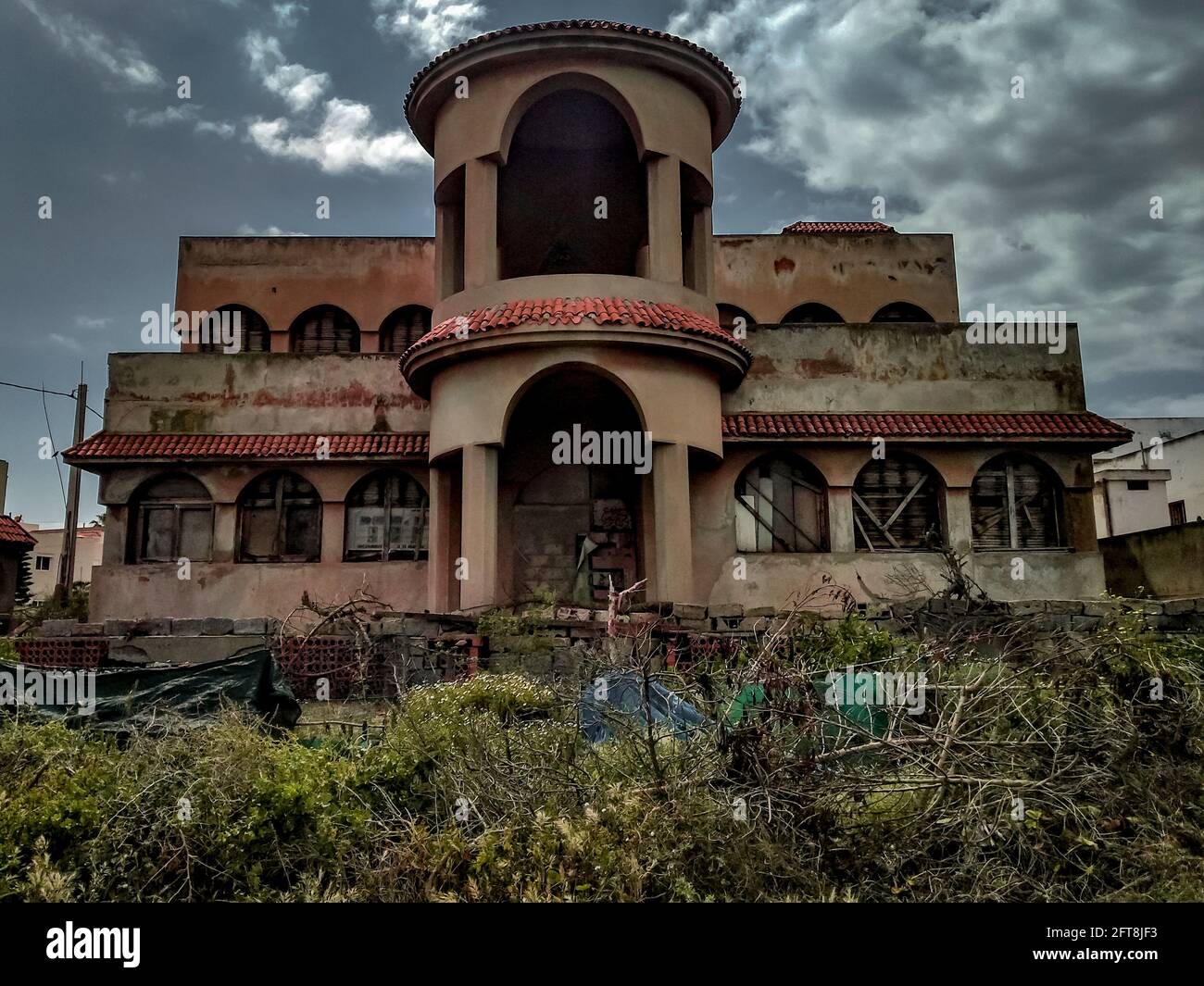 Ein altes verlassenes Haus am Strand mit einer dunklen winterlichen Atmosphäre, ein Scary House, ein altes verlassenes Gebäude. Stockfoto