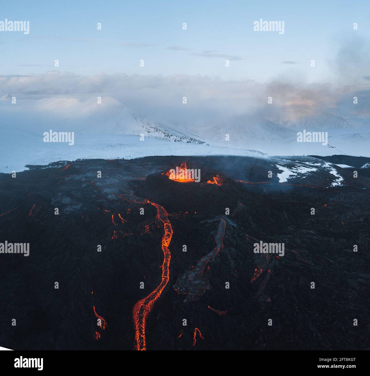 Vulkanausbruch in Island 2021. Der Vulkan Fagradalsfjall liegt im Tal Geldingadalir in der Nähe von Grindavik und Reykjavik. Heiße Lava und Magma Stockfoto