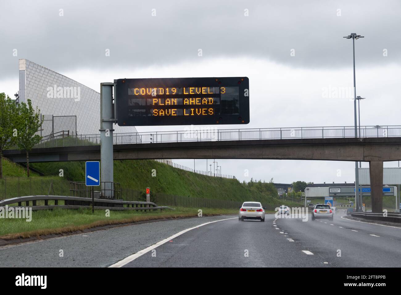 Glasgow, Schottland, Großbritannien. Mai 2021. Glasgow bleibt unter den kovidischen Beschränkungen der Stufe 3 - dem einzigen Gebiet in Schottland. Abgebildetes Autobahnschild M8 neben dem Einkaufszentrum Glasgow Fort Credit: Kay Roxby/Alamy Live News Stockfoto