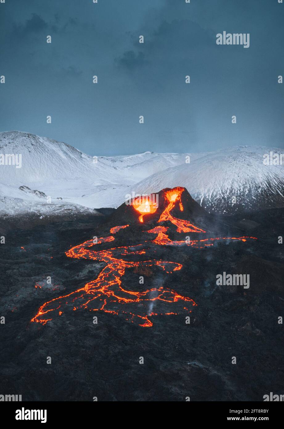 Vulkanausbruch in Island 2021. Der Vulkan Fagradalsfjall liegt im Tal Geldingadalir in der Nähe von Grindavik und Reykjavik. Heiße Lava und Magma Stockfoto