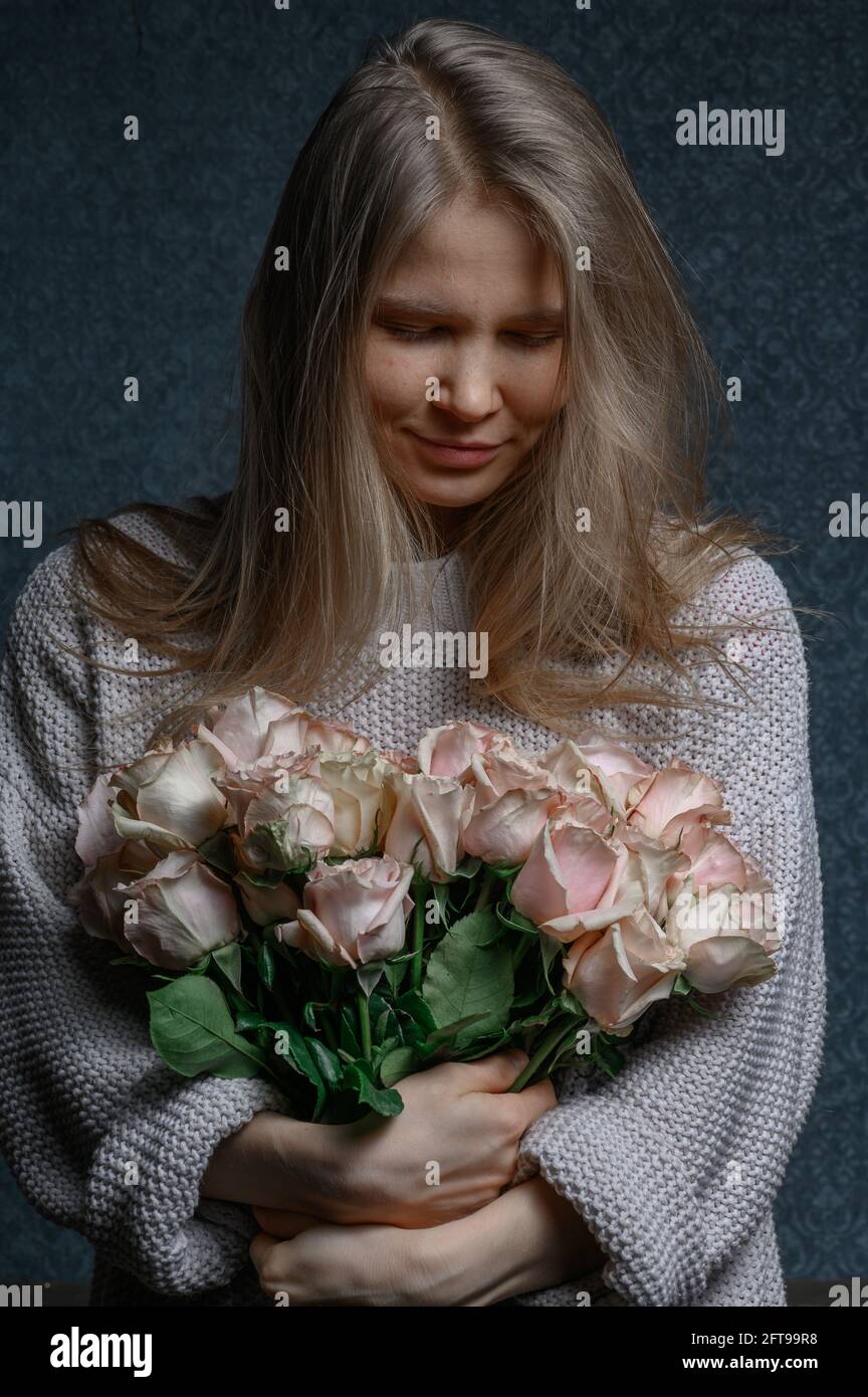 Eine Frau mit Rosenstrauß. Hochwertige Fotos Stockfoto
