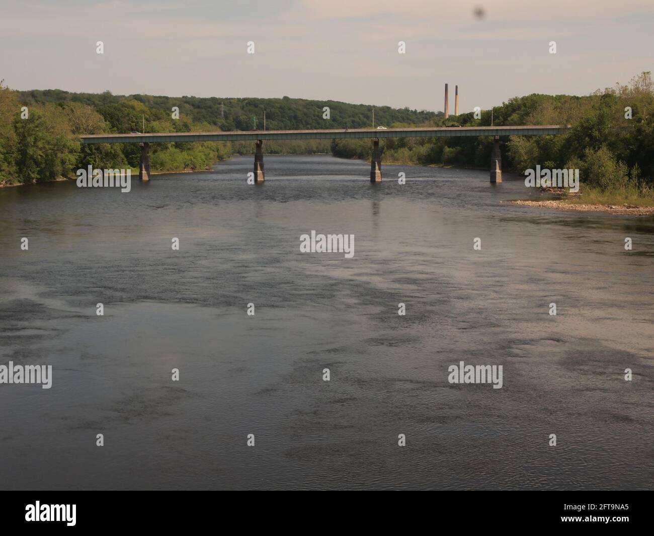 Portland Pennsylvania von verschiedenen Orten entlang des Delaware River gegenüber von New Jersey. Die Bogenbrücke ist eine verlassene Eisenbahnbrücke, Stockfoto