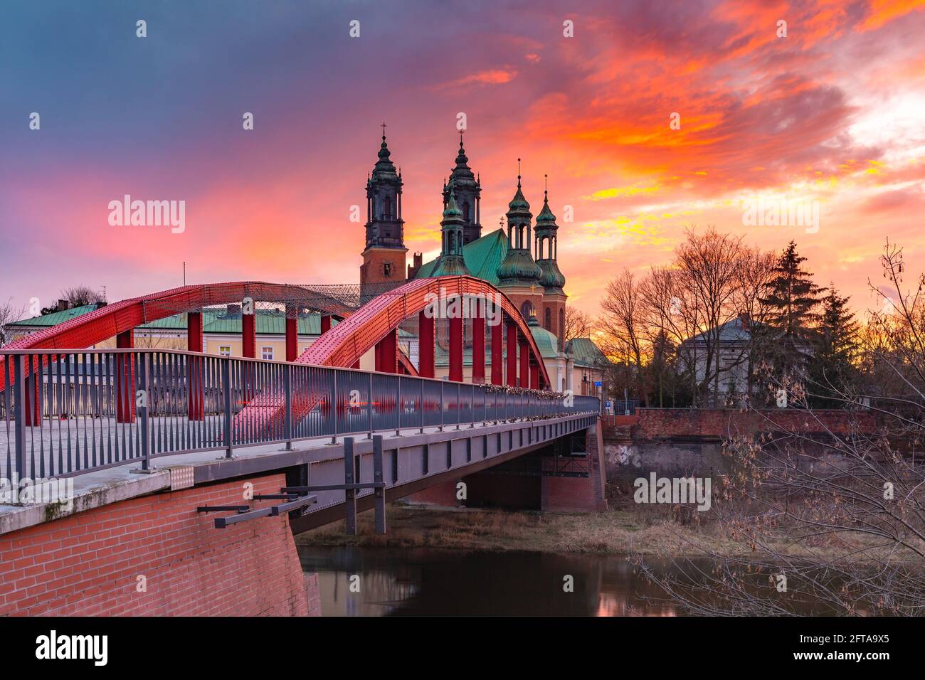 Bishop Jordan Brücke über Cybina Fluss und Poznan Kathedrale bei herrlichem Sonnenuntergang, Poznan, Polen. Stockfoto