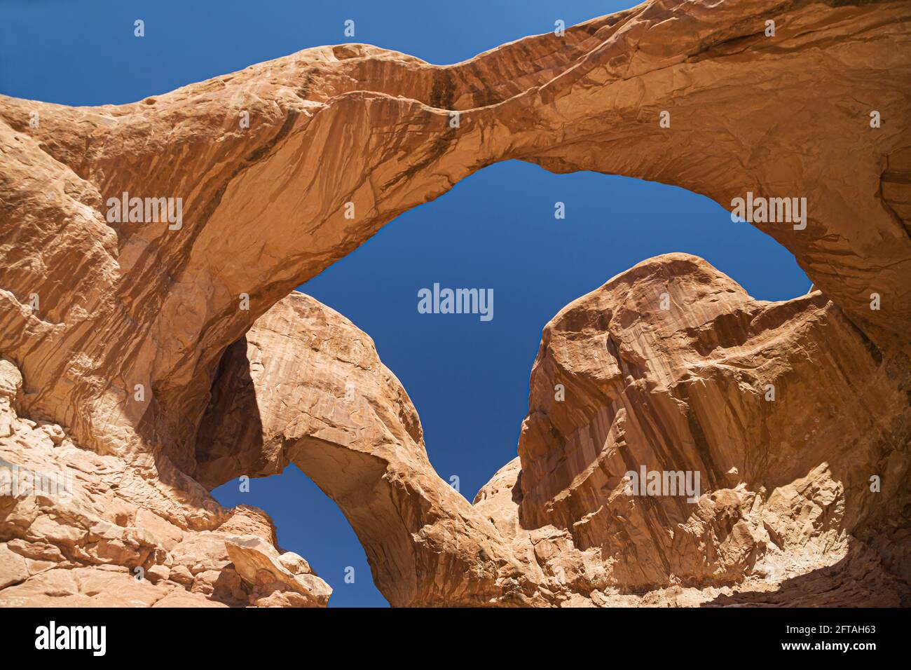 Unter dem Doppelbogen im Arches National Park, Utah, USA. Stockfoto