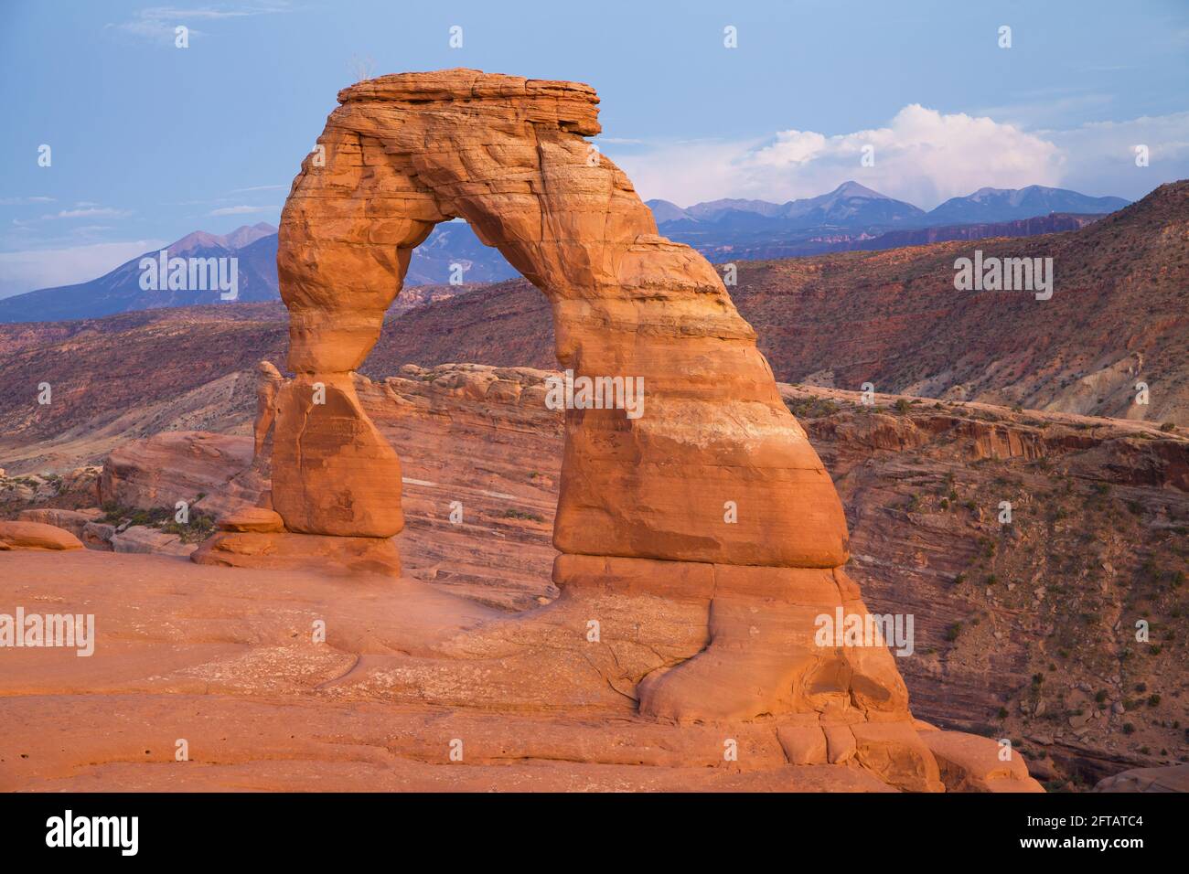 Delicate Arch und die La Sal Mountains, Arches National Park, Utah, USA. Stockfoto
