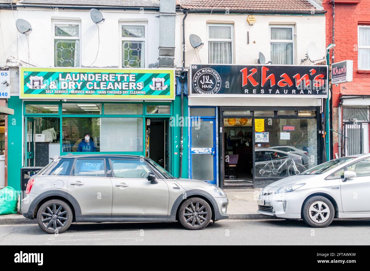 Außenansicht von Waschsalon und Reinigern in der Green Street, einem Gebiet im Osten Londons, das traditionell von Familien bevorzugt wird, Newham, London Stockfoto