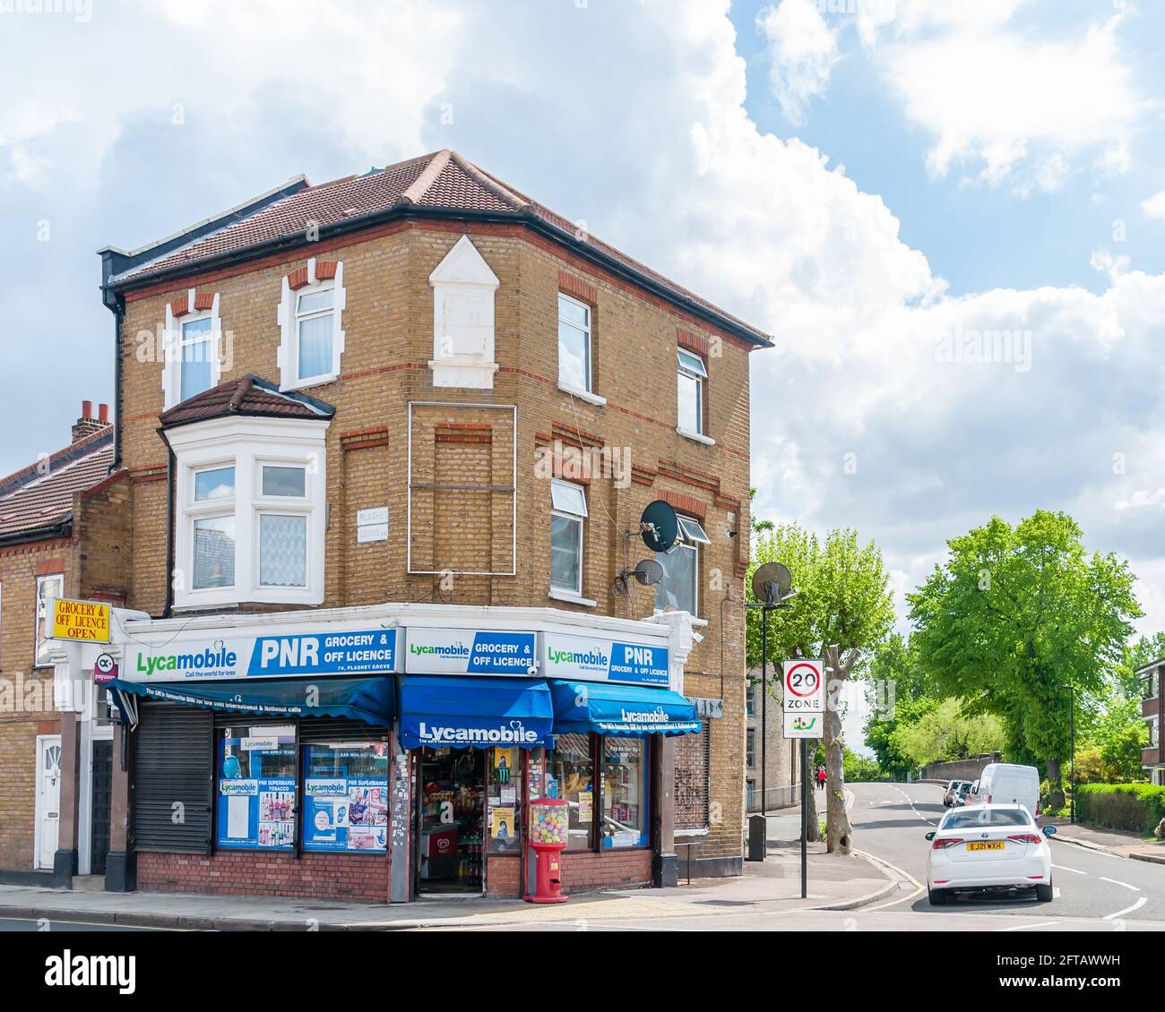 Das Äußere des PNR-Lizenzausschachts und des Lebensmittelgeschäftes, Plashet Grove, Newham, London Stockfoto
