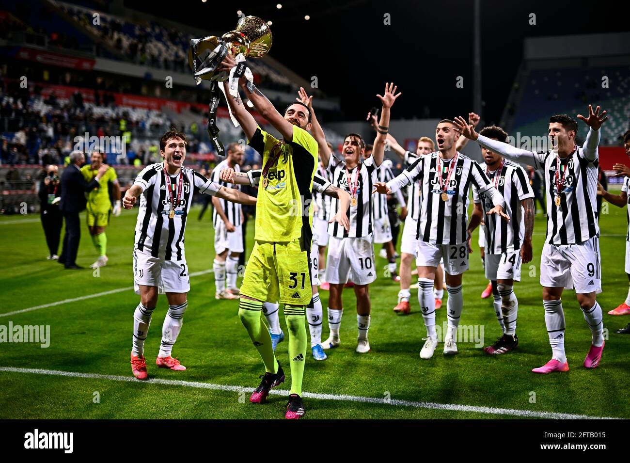 Reggio Emilia, Italien. 19 Mai 2021. Carlo Pinsoglio vom FC Juventus feiert die Trophäe bei der Siegerehrung nach dem TIMVISION Cup-Finale zwischen Atalanta BC und Juventus FC. Kredit: Nicolò Campo/Alamy Live Nachrichten Stockfoto