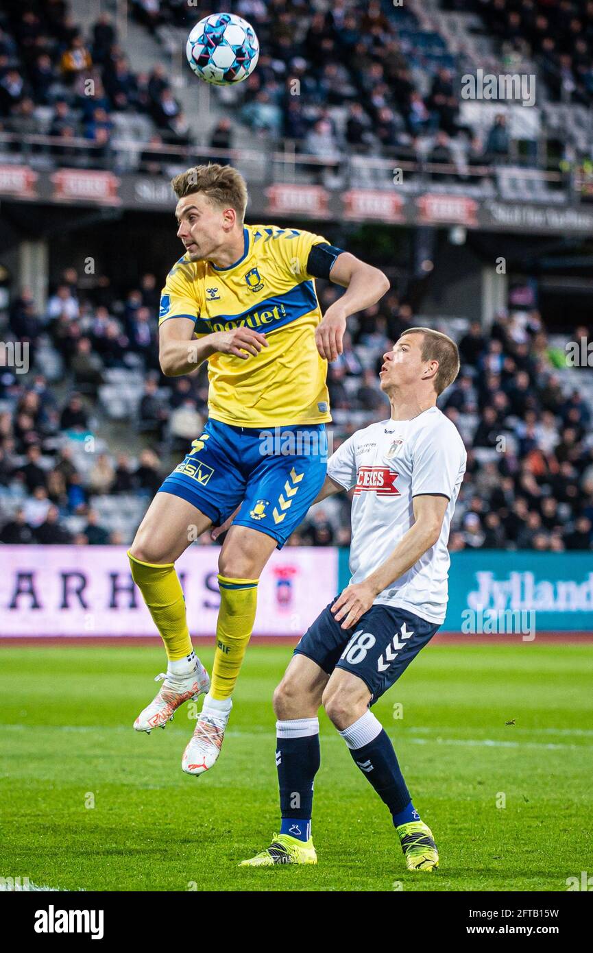 Aarhus, Dänemark. Mai 2021. Andreas Maxso (5) von Broendby IF und Jesper Juelsgaard (18) von Aarhus GF beim 3F Superliga-Spiel zwischen Aarhus GF und Broendby IF im Ceres Park in Aarhus. (Foto: Gonzales Photo/Alamy Live News Stockfoto