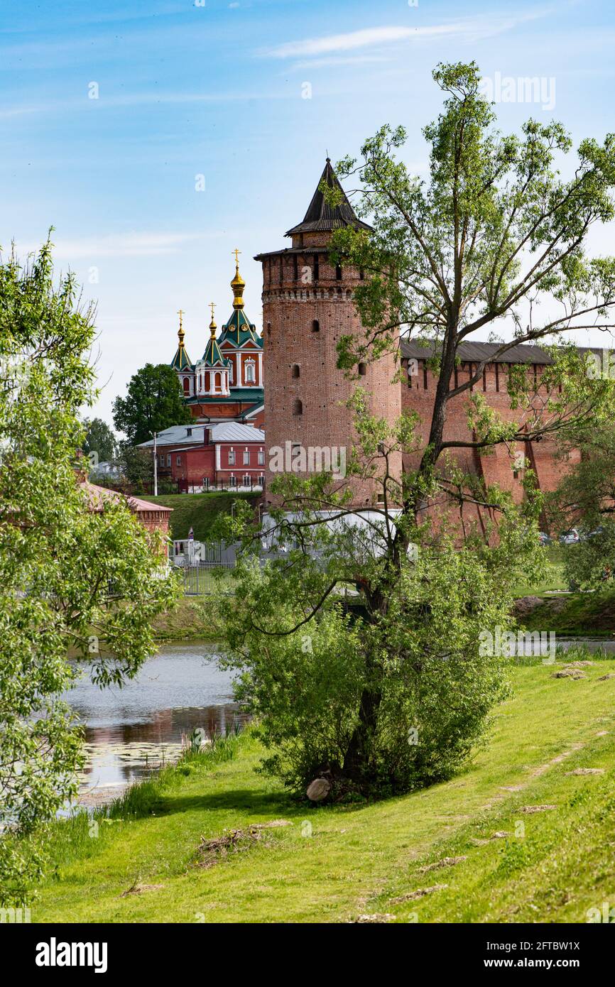 Mauer des Kolomna Kremls aus rotem Ziegelstein und Marinkin-Turm in Kolomna, Russland Stockfoto