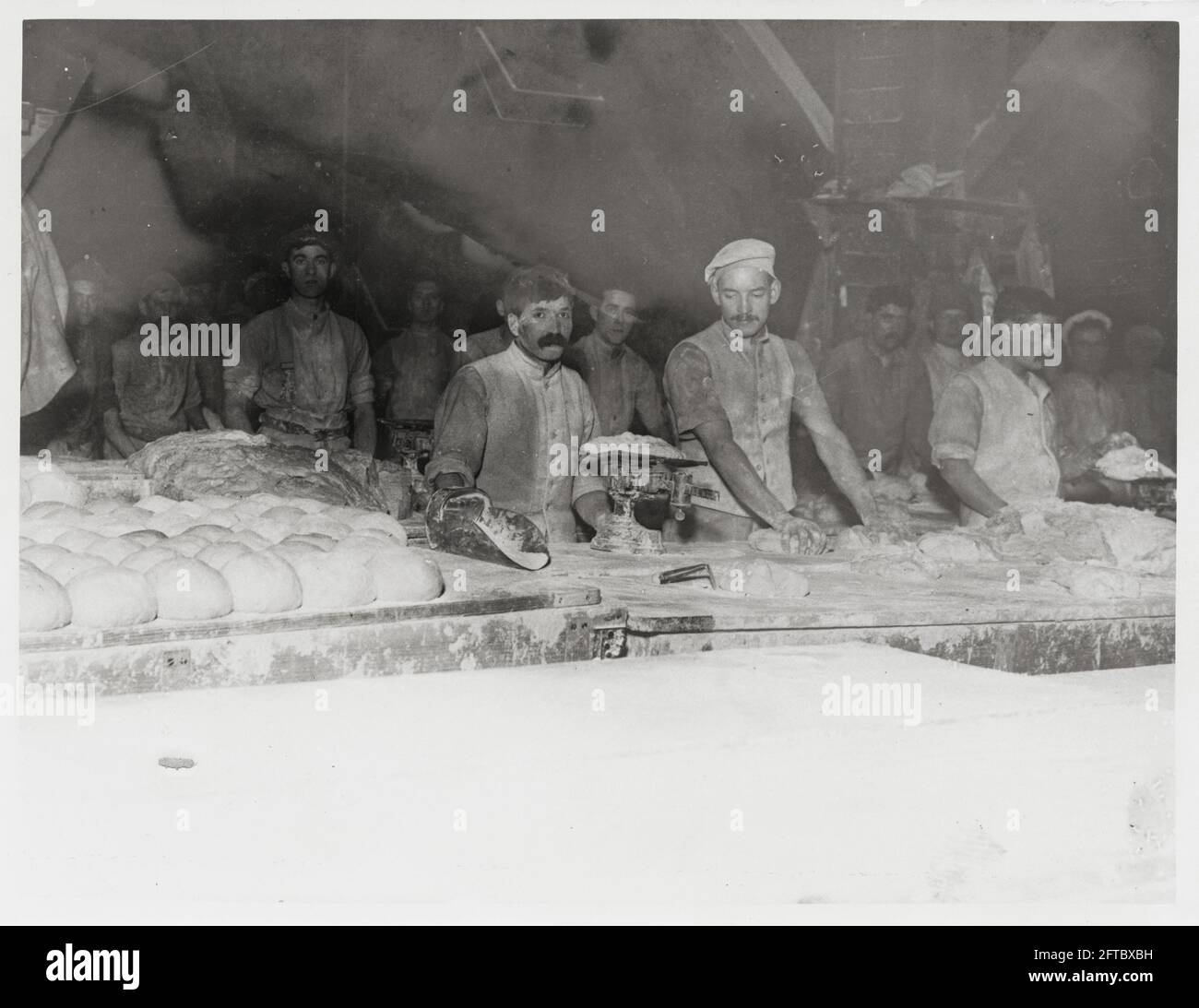 Erster Weltkrieg, 1. Weltkrieg, Westfront - Brotlaibe in der Bäckerei wiegen Stockfoto