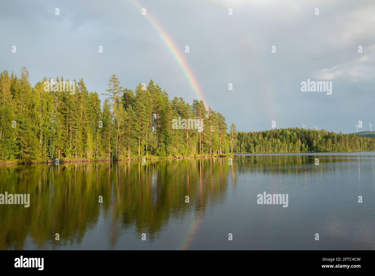Regenbogen nach Regen über einem schwedischen See Stockfoto