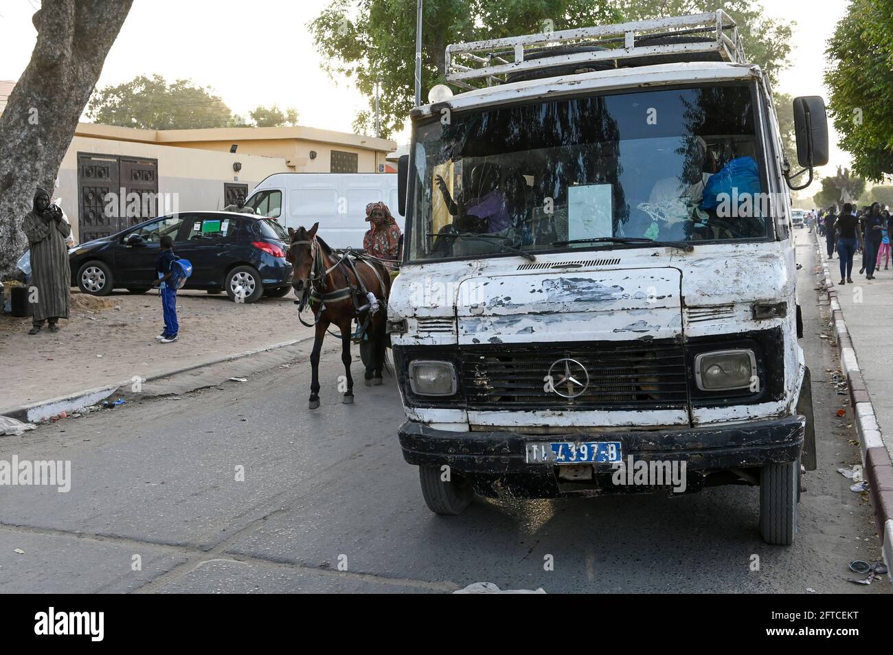 SENEGAL, Thies, Innenstadt, Verkehr in der Rush Hour, Gebrauchtwagen aus Europa / Stadtzentrum, Strassenverkehr, gebrauchte Autos aus Europa importiert, Mercedes Benz Bus als Minibus für effizienten Nahverkehr Stockfoto