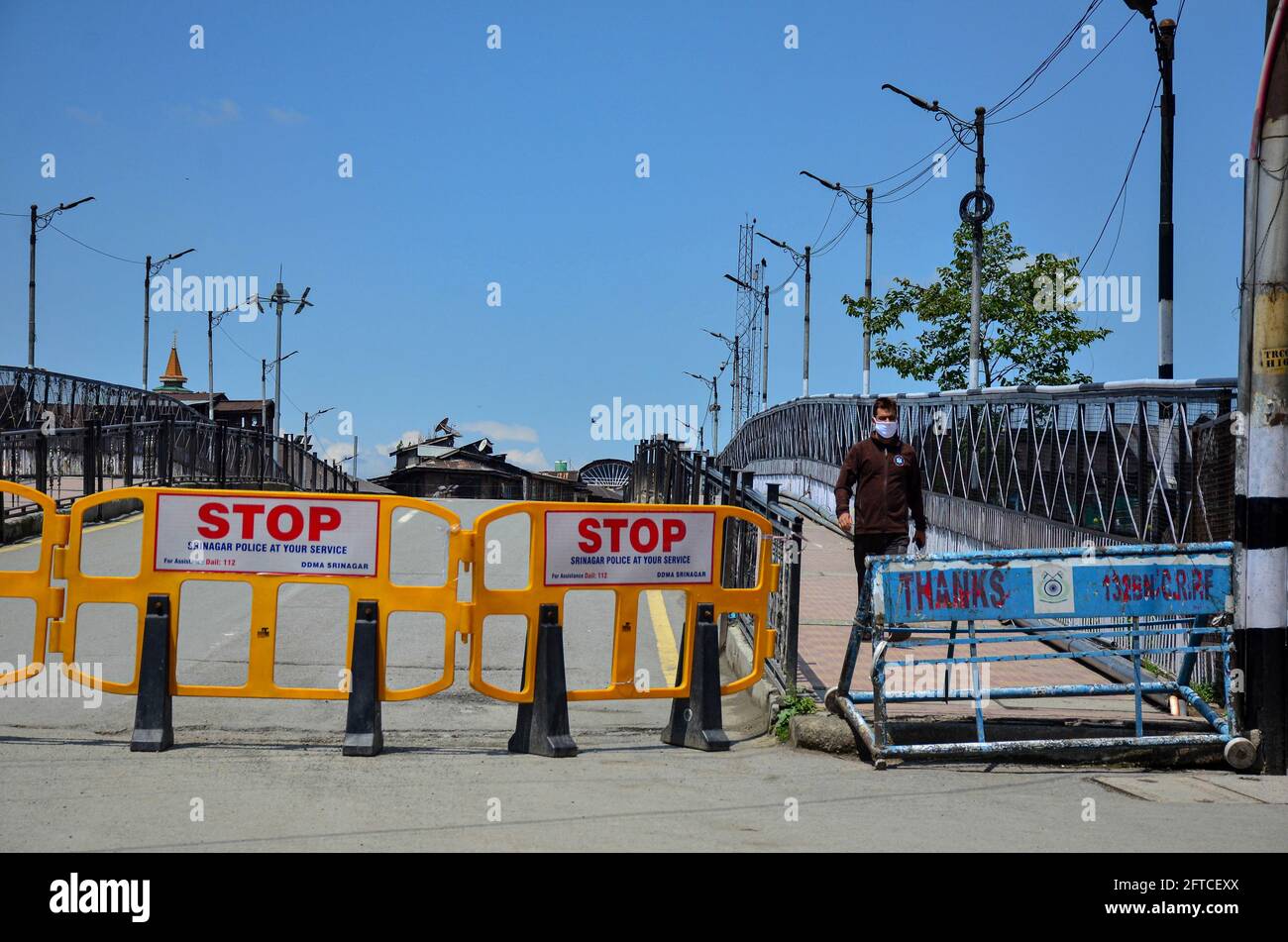 Srinagar, Indien. Mai 21 2021: Blick auf die Barrikaden, die von den Regierungskräften während der strengen Beschränkungen errichtet wurden, die den Attentatsjubiläen der beiden prominenten Separatistenführer Mirwaiz Mohammad Farooq und Abdul Gani Lone in Srinagar auferlegt wurden.in Teilen des Kaschmir-Tals wurden strenge Beschränkungen für die Todestage von Mirwaiz Mohammed Farooq und Abdul Gani Lone auferlegt. Bilder Lim Credit: SOPA Images Limited/Alamy Live News Stockfoto
