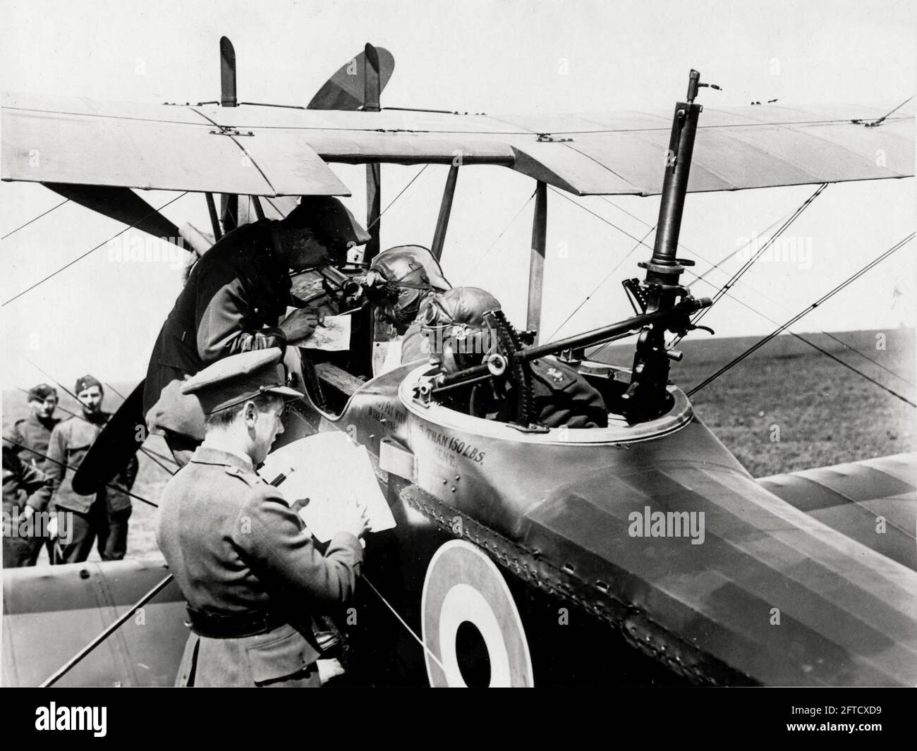Erster Weltkrieg, erster Weltkrieg, Westfront - Pilot & Beobachter erhalten Anweisungen von CO durch Fotos und Karten, bevor sie für die deutschen Linien, Frankreich, RAF, Flugzeuge, Doppeldecker starten. Stockfoto