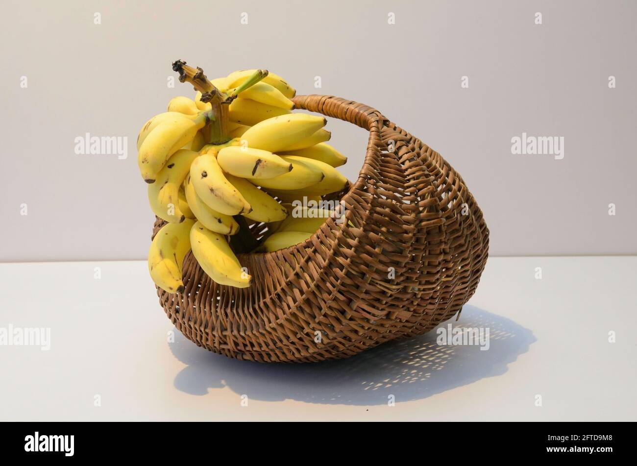 Reife Bananen in einem Picknickkorb Stockfoto