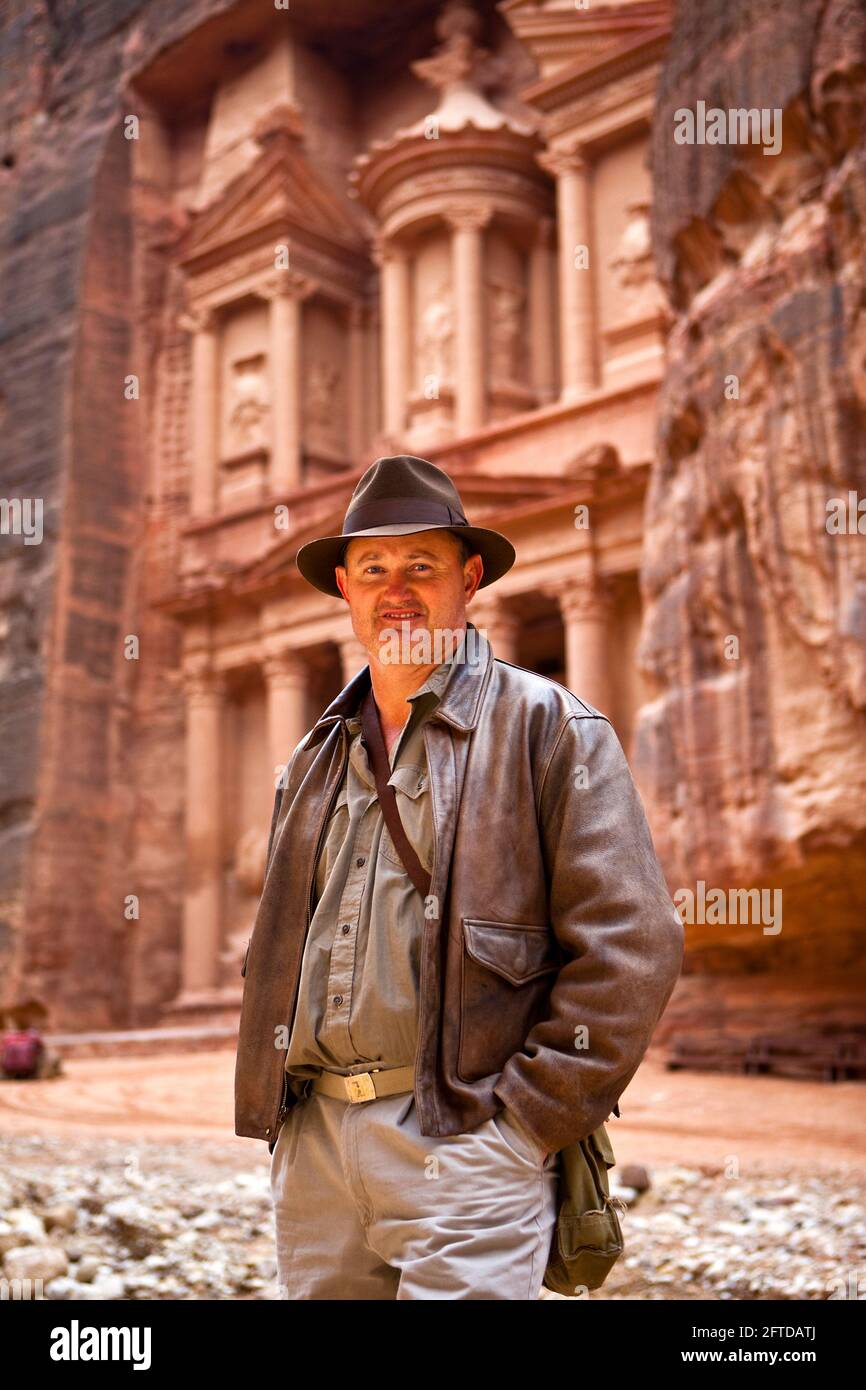 US-Tourist, der als Harrison Ford vor dem Finanzministerium (Al-Khazneh) gekleidet ist, ein Ort von „Indiana Jones und der letzte Kreuzzug“. Stockfoto