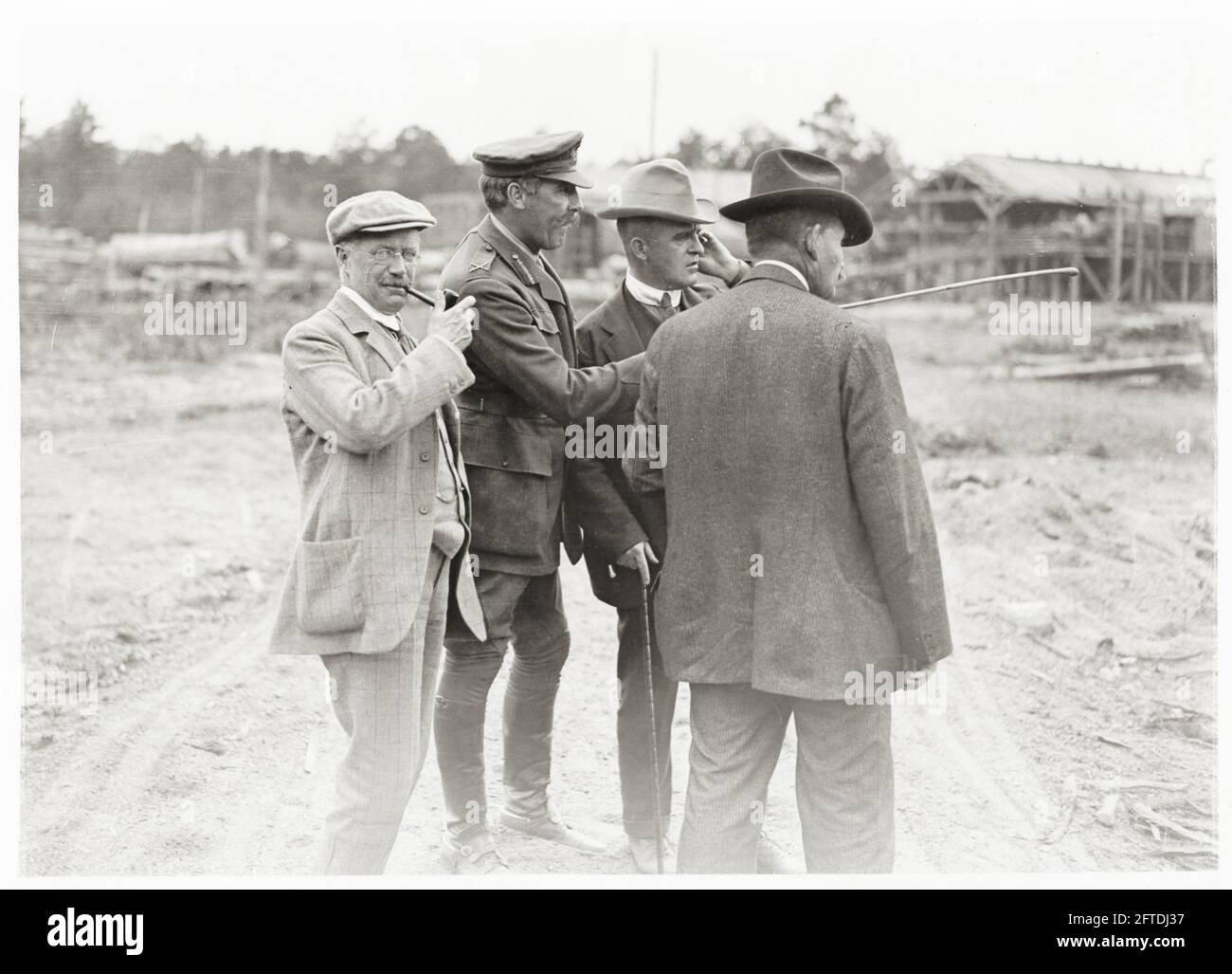 Erster Weltkrieg, erster Weltkrieg, Westfront - Lord Lovat zeigt kanadischen Pressleuten ein kanadisches Sägewerk Stockfoto