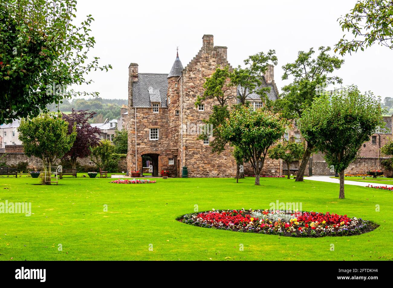 Mary Queen of Scots House ist ein malerisches Turmhaus Gebaut auf dem T-Plan mit einem quadratischen Turm, der aus ragt Der Hauptblock liegt in farbenfrohen Gärten Stockfoto