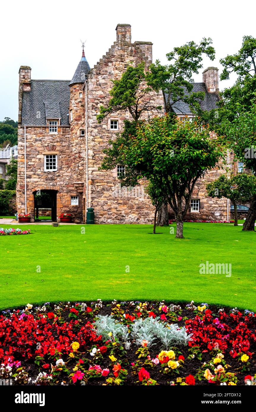 Mary Queen of Scots House ist ein malerisches Turmhaus Gebaut auf dem T-Plan mit einem quadratischen Turm, der aus ragt Der Hauptblock liegt in farbenfrohen Gärten Stockfoto