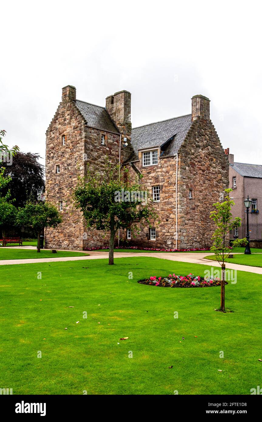 Mary Queen of Scots House ist ein malerisches Turmhaus Gebaut auf dem T-Plan mit einem quadratischen Turm, der aus ragt Der Hauptblock liegt in farbenfrohen Gärten Stockfoto
