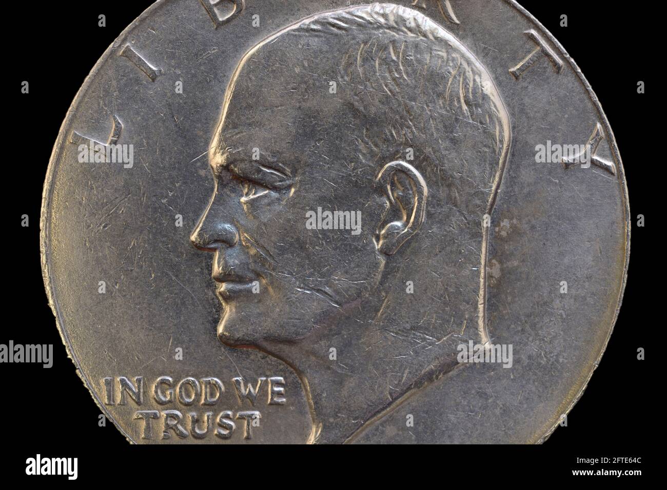 Porträt des US-Präsidenten Dwight D. Eisenhower auf der 1978 herausgegebenen 1-Dollar-USA-Münze, isoliert auf schwarzem Hintergrund. Stockfoto