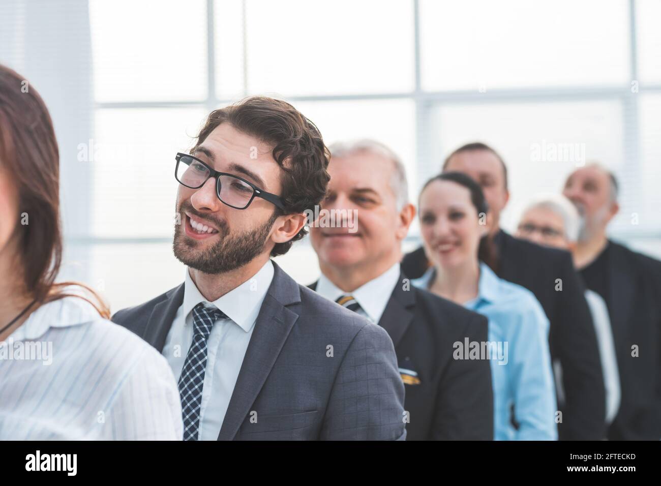 Nahaufnahme. Eine Gruppe von verschiedenen Geschäftsleuten wartet, die der Reihe nach stehen. Stockfoto