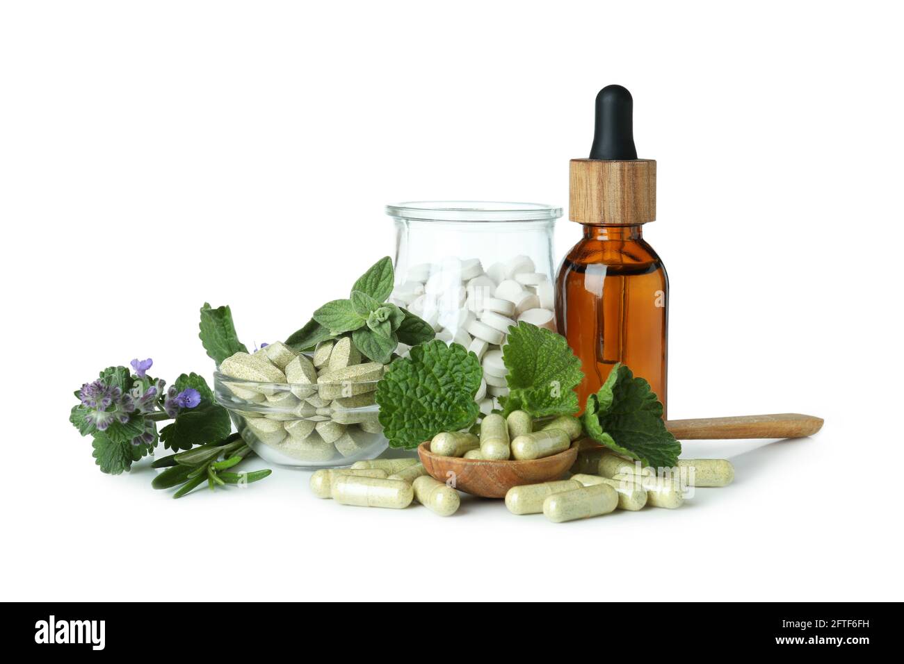 Konzept der pflanzlichen Medizin Pillen auf weißem Hintergrund isoliert