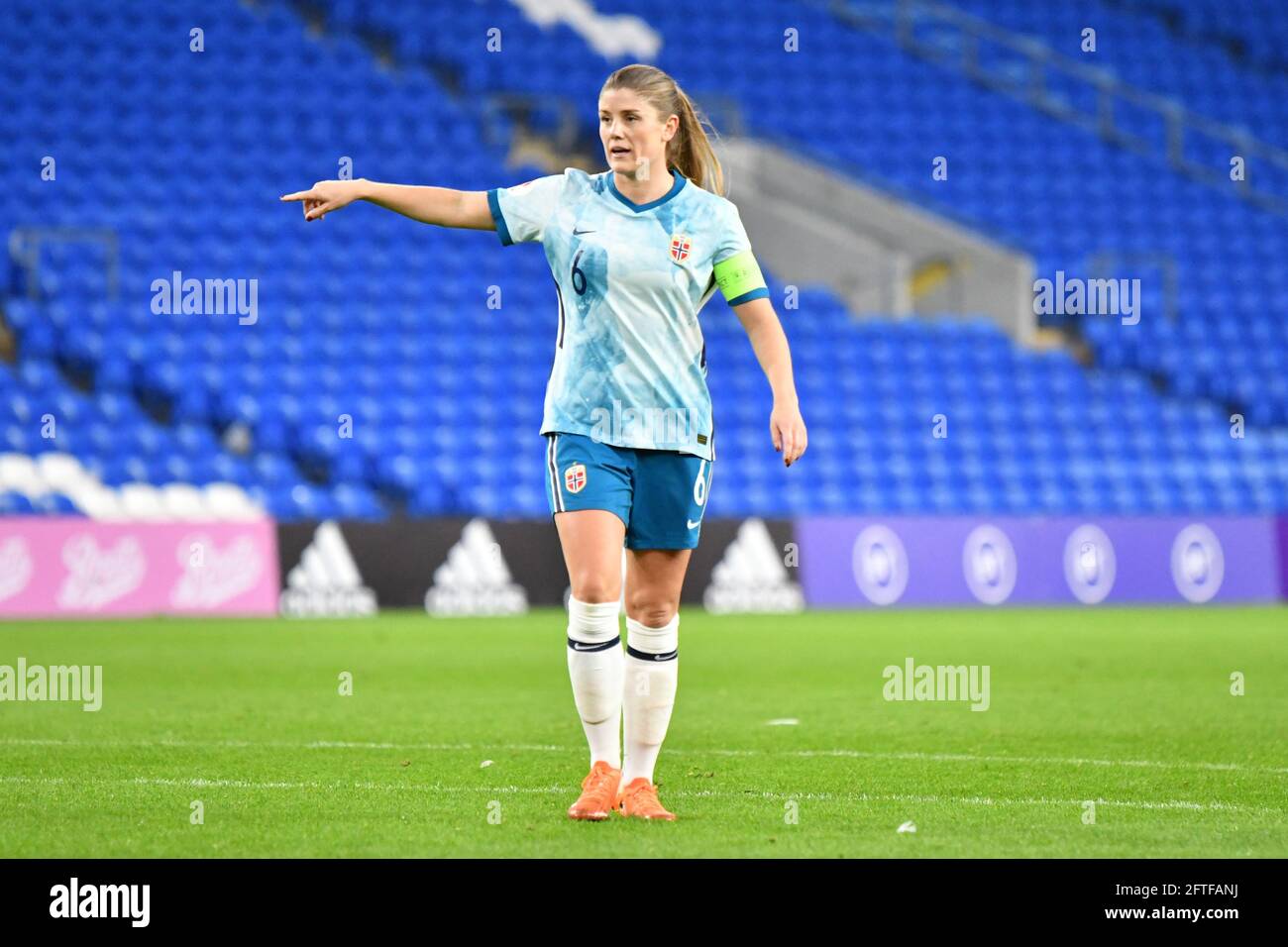 Cardiff, Wales. 27. Oktober 2020. Maren Mjelde aus Norwegen Frauen während des UEFA Women's European Championship 2020 Qualifying Group C Match zwischen den Frauen aus Wales und Norwegen im Cardiff City Stadium in Cardiff, Wales, Großbritannien am 27. Oktober 2020. Quelle: Duncan Thomas/Majestic Media. Stockfoto