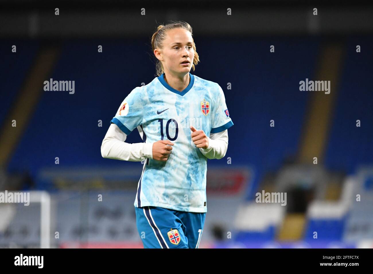 Cardiff, Wales. 27. Oktober 2020. Caroline Graham Hansen von Norway Women während des UEFA Women's European Championship 2020 Qualifying Group C-Spiels zwischen den Frauen aus Wales und Norwegen am 27. Oktober 2020 im Cardiff City Stadium in Cardiff, Wales, Großbritannien. Quelle: Duncan Thomas/Majestic Media. Stockfoto