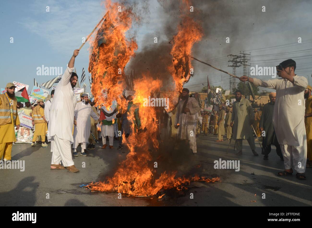 Peshawar, Pakistan. Mai 2021. Die Chefin von Jamiat Ulema-e-Islam, Maulana Fazlur Rehman, führte eine Anti-Israel-Kundgebung an und Arbeiter verbrennen während einer Demonstration zur Unterstützung von Palästinensern, die im Konflikt mit Israelis stehen, eine Darstellung einer israelischen Flagge. (Foto: Hussain Ali/Pacific Press) Quelle: Pacific Press Media Production Corp./Alamy Live News Stockfoto