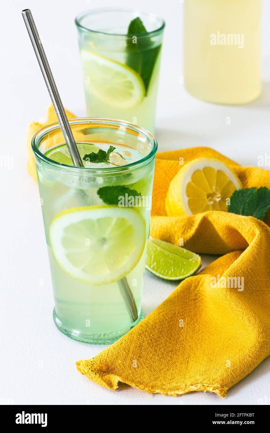 Zwei Gläser frische hausgemachte Limonade mit einem