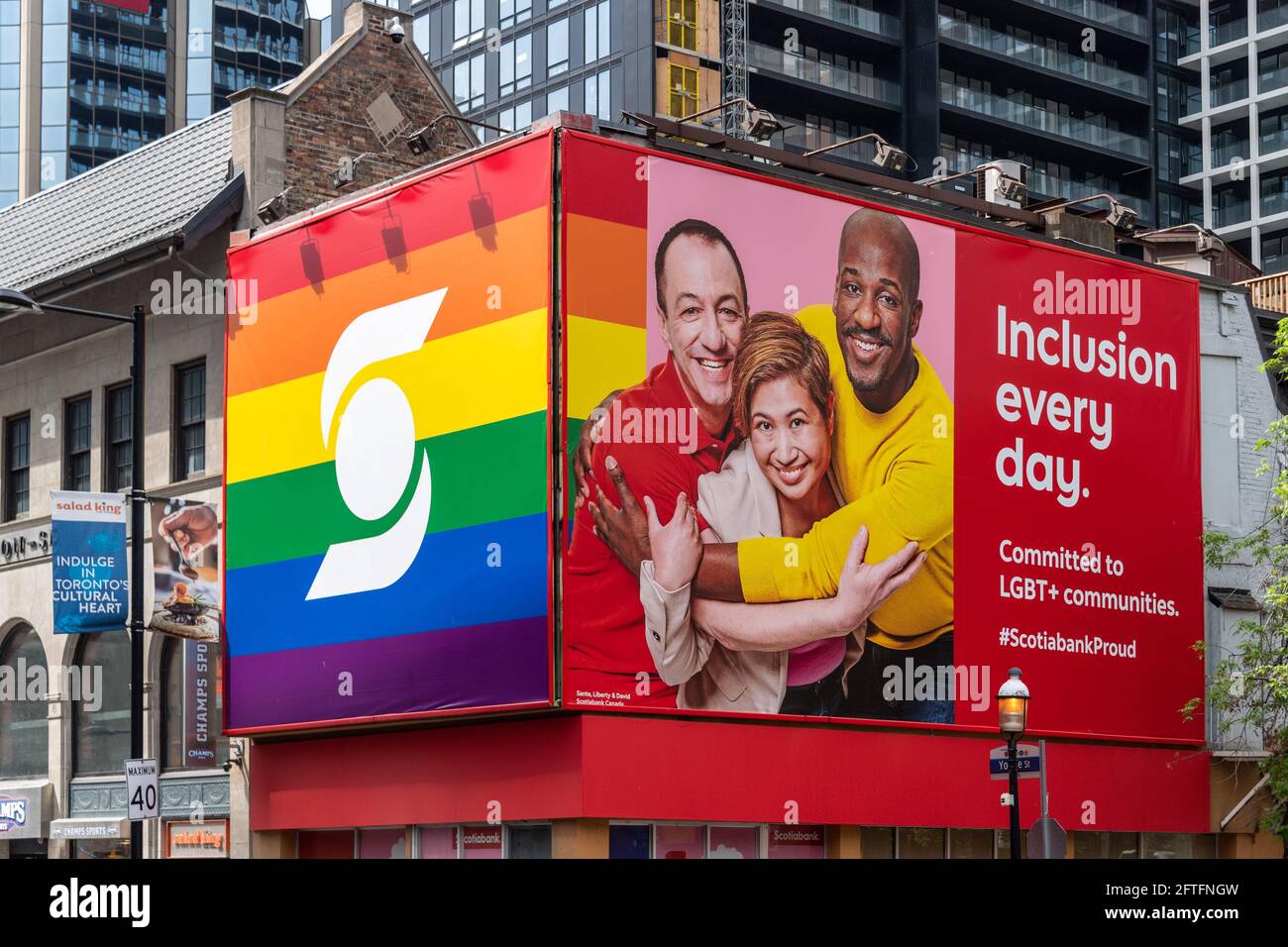 Scotiabank-Werbung zur Förderung der Einbeziehung von LGBT+-Gemeinschaften in der Yonge Street in der Innenstadt von Toronto, Kanada Stockfoto