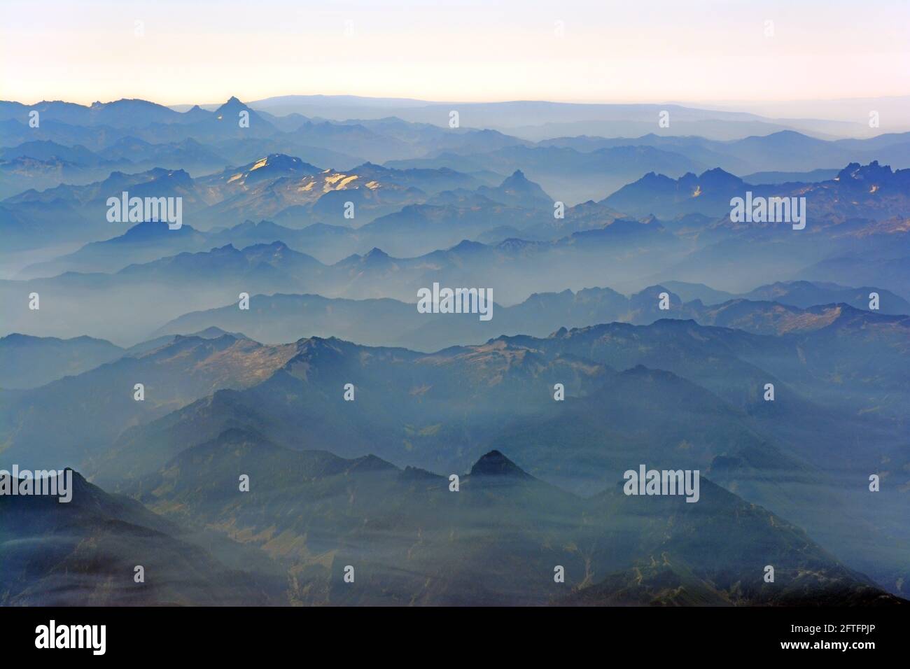 Kaskade Berge im Nebel, Washington, USA Stockfoto